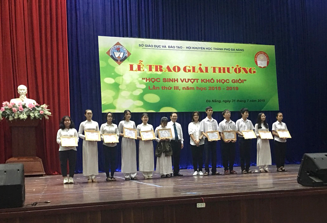 DMT GROUP 3 năm liên tiếp tài trợ - Học sinh vượt khó học giỏi  (Năm học 2018 – 2019) - TP Đà Nẵng
